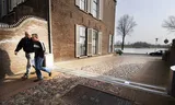 De waterkering langs de IJssel bij Kampen. Op plaatsen waar een stadsmuur ontbreekt zijn verzonken waterkerende schotten aangebracht. 