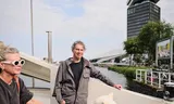 Schrijver Bas Kok op de pont naar Amsterdam-Noord.
