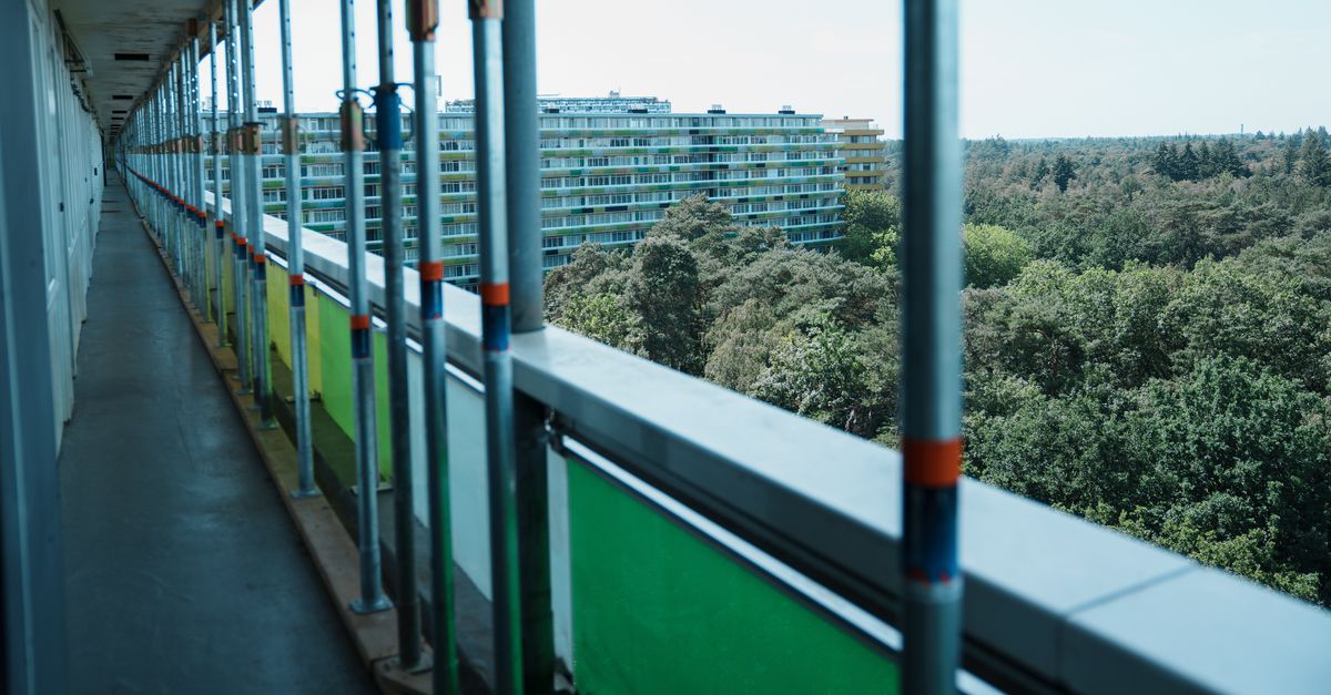 In de grootste flat van Nederland wonen huurders tussen 25.000 stutpalen aan scheve galerijen en aflopende balkons. Toch moeten ze straks meer huur betalen