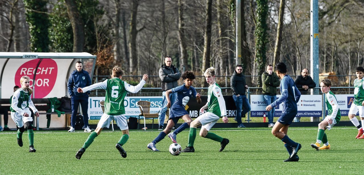 Voetbalclub Achilles Enschede is een samenwerking aangegaan met de Prestige Football Academy (blauwe shirts), hier in een wedstrijd tegen VVOG.