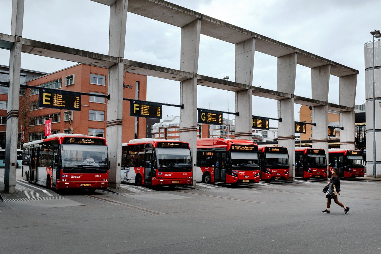Het is erg rustig bij de bushaltes bij het Centraal Station van Den Bosch, ook bij de bushaltes.