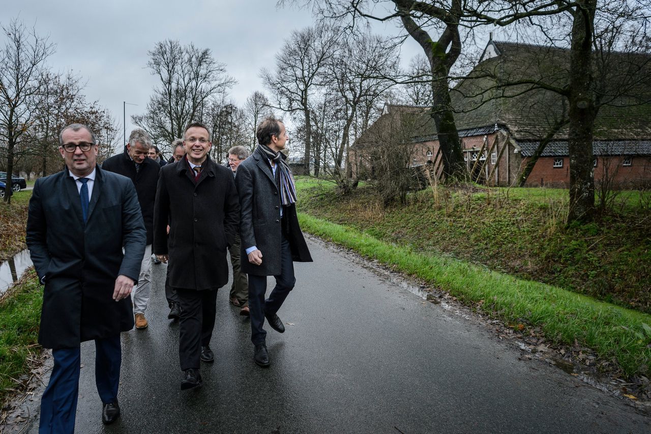 2017: Nieuwe minister Eric Wiebes (rechts) maakt kennis met het aardbevingsgebied. Links Hans Alders, Nationaal Coördinator Groningen.