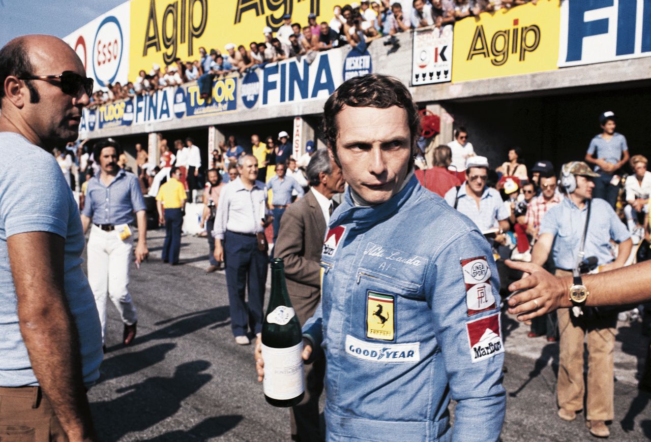 Niki Lauda in 1974 op het circuit van Monza, met een fles water, even voor de start van de Grote Prijs van Italië.