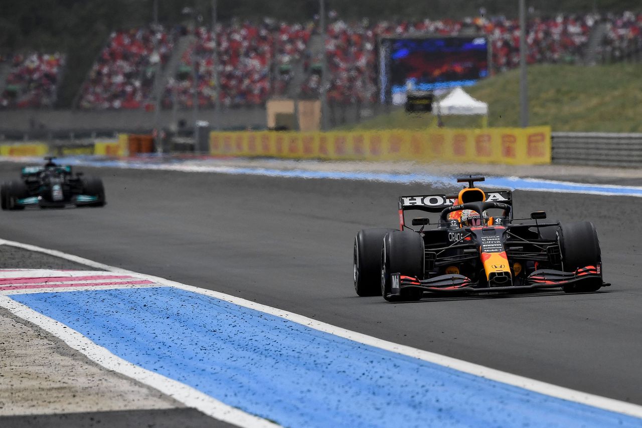 Verstappen passeert Hamilton in voorlaatste ronde GP Frankrijk en wint 