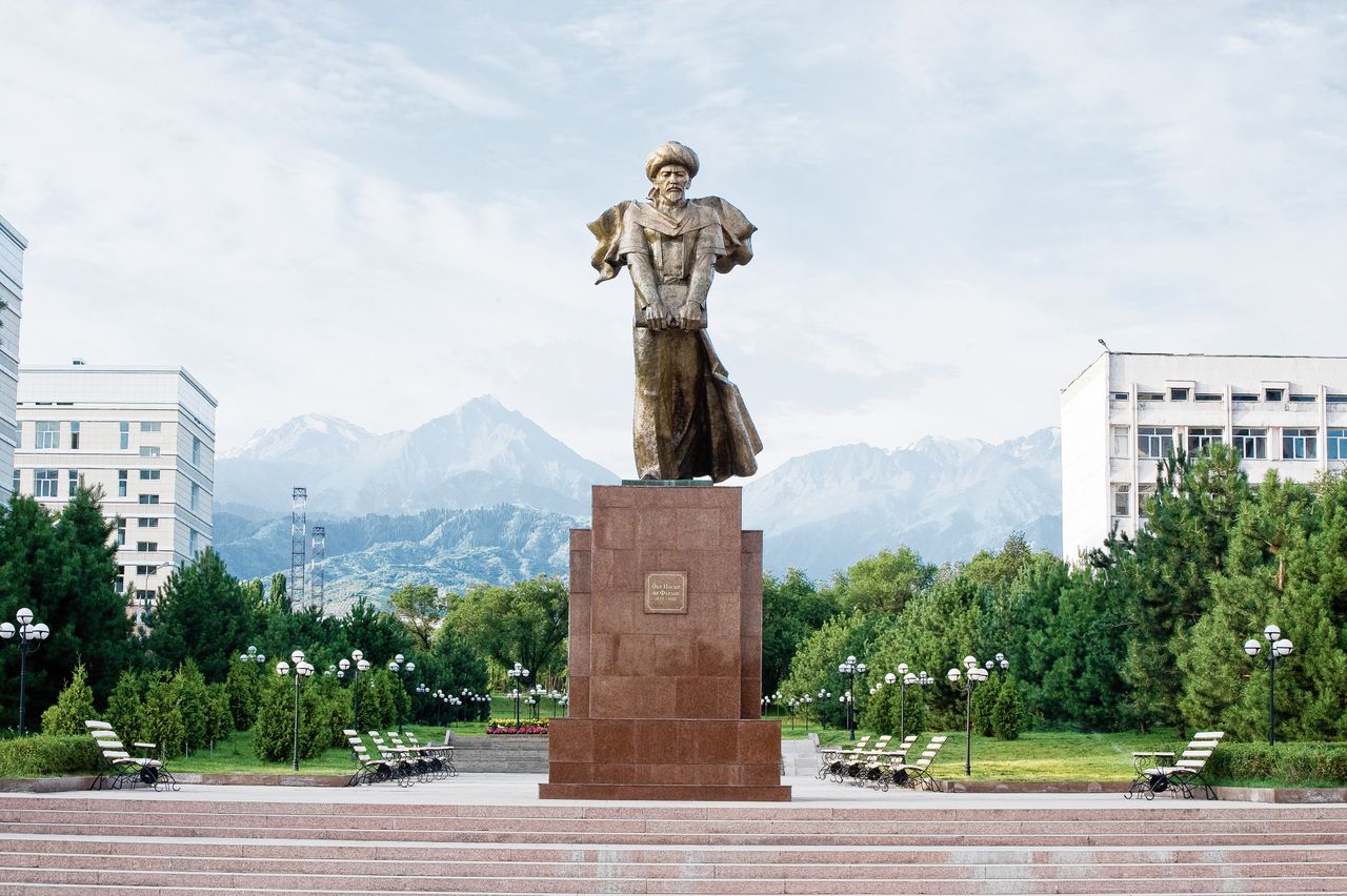Standbeeld van al-Farabi in Almaty, Kazachstan, voor de universiteit die zijn naam draagt.