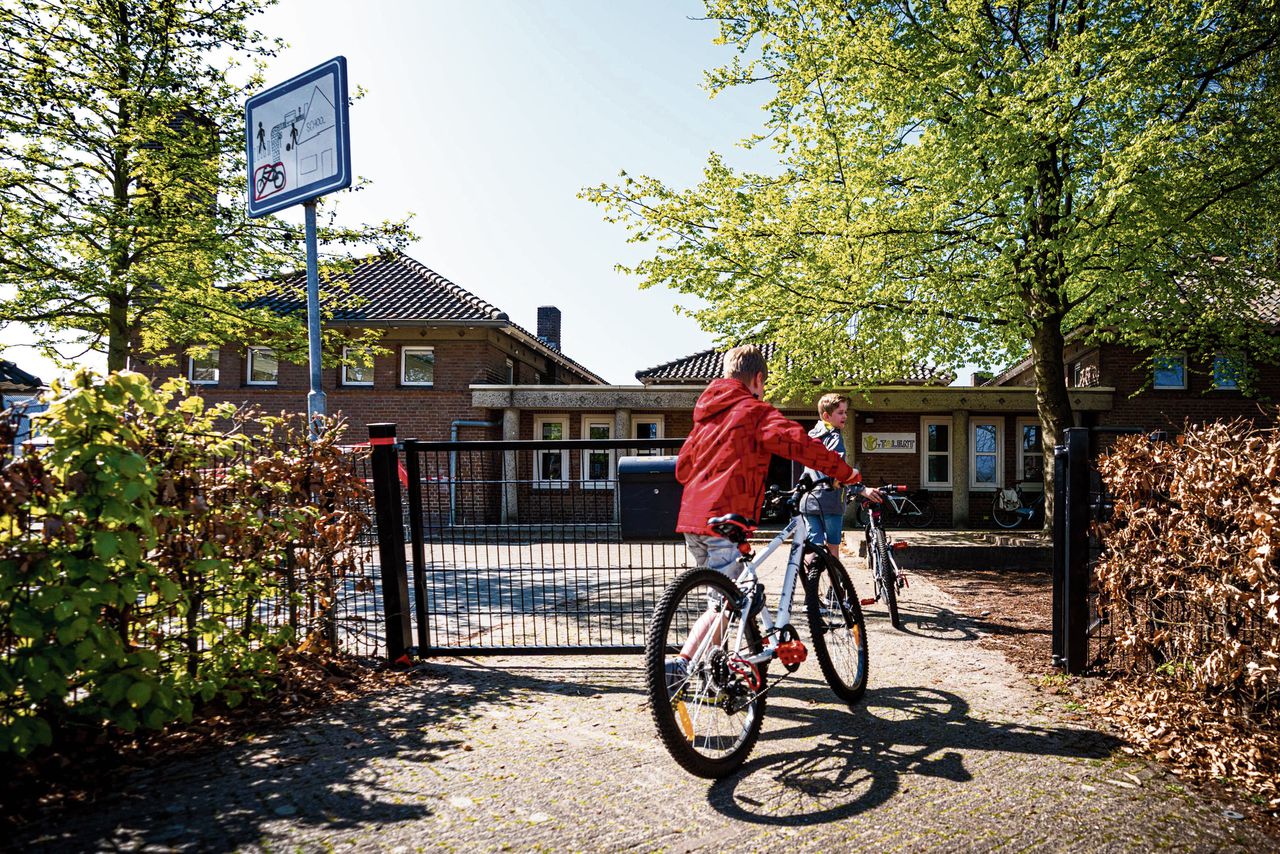 Leerlingen van basisschool ’t Talent in Schijndel komen aan op het schoolplein.