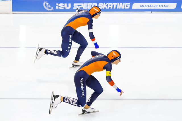 Femke Kok (rechts) tegen Jutta Leerdam tijdens hun 500 meter. Kok won, Leerdam werd tweede.