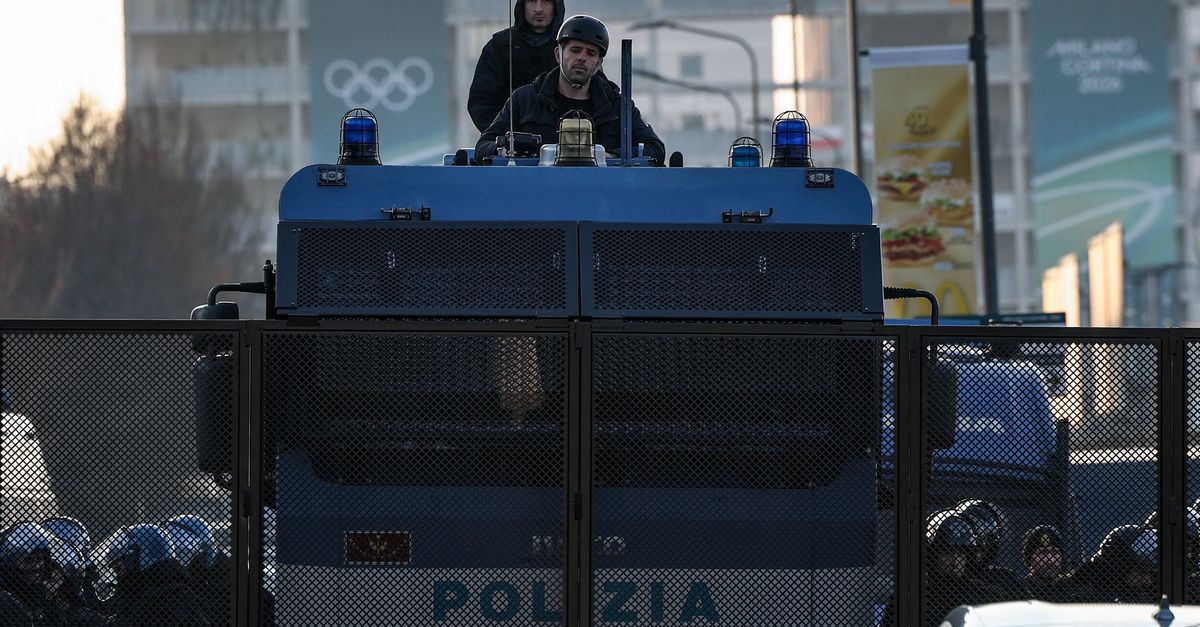 Vuurwerk en confrontaties. Vredige betoging in Milaan wordt toch nog even grimmig