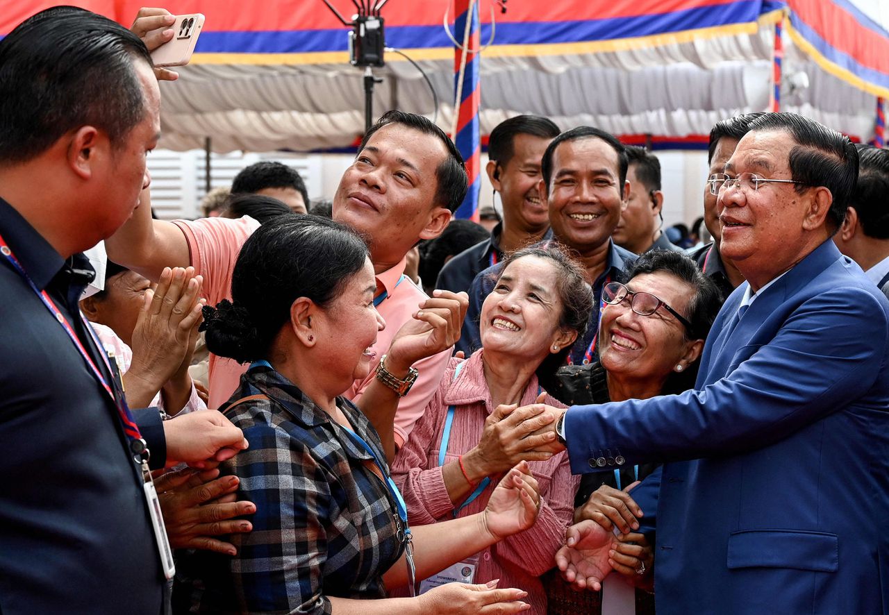 Hoe de Cambodjaanse autocraat Hun Sen een machtsoverdracht aan zijn zoon voorbereidt 