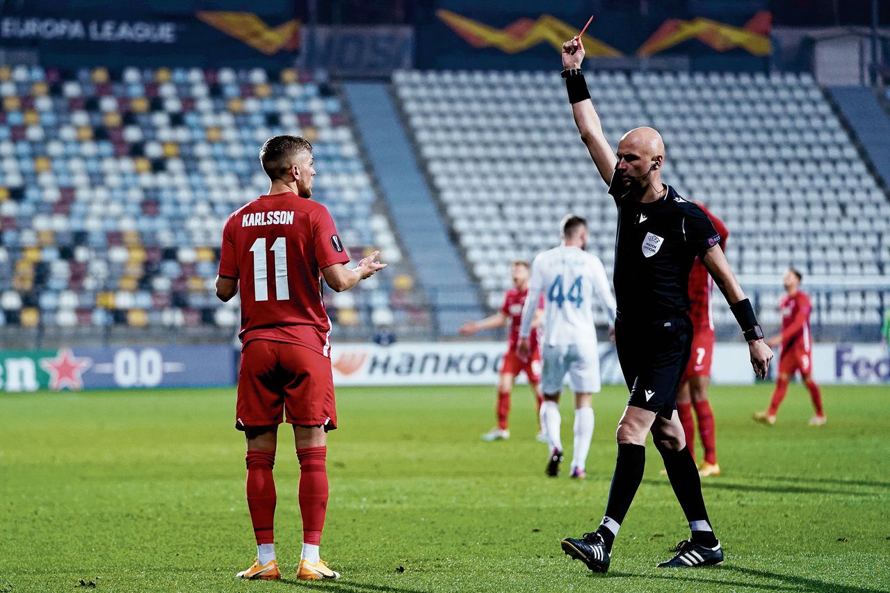 Jesper Karlsson van AZ krijgt de rode kaart in het duel tegen Rijeka. AZ werd uitgeschakeld door een 2-1 nederlaag.