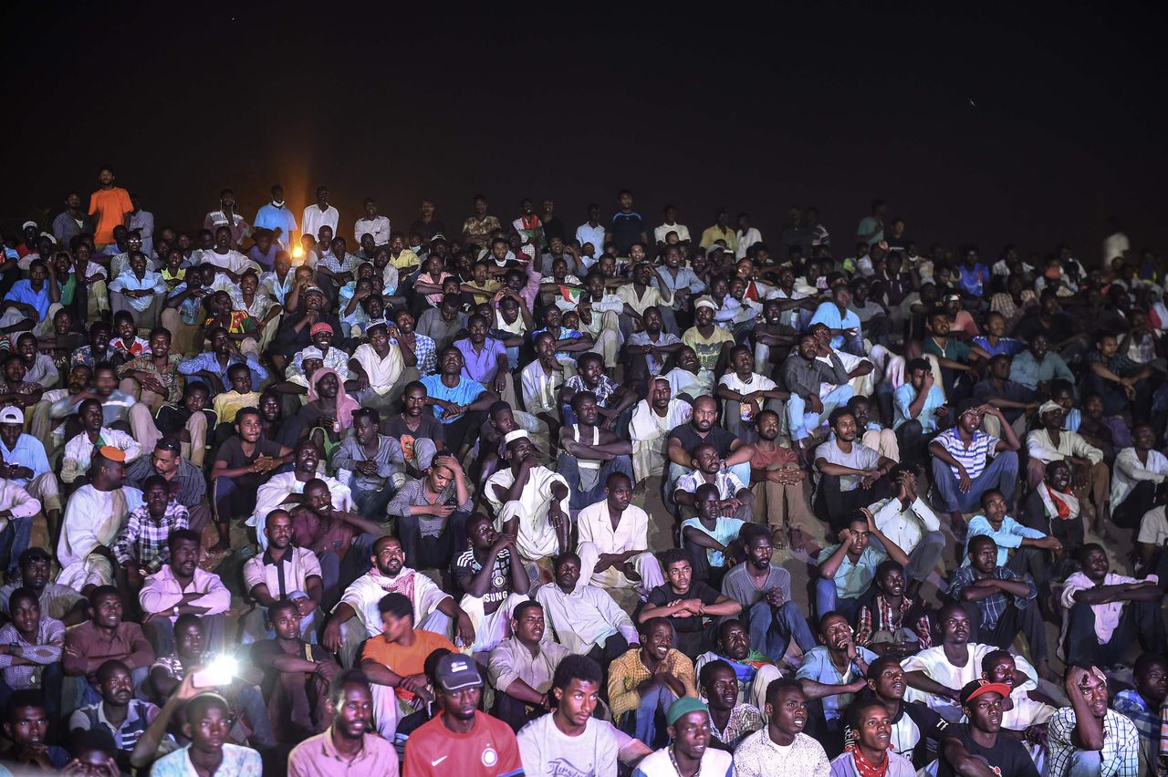 Soedanese demonstranten hielden woensdagavond een sit-in voor het militaire hoofdkwartier in Khartoum.
