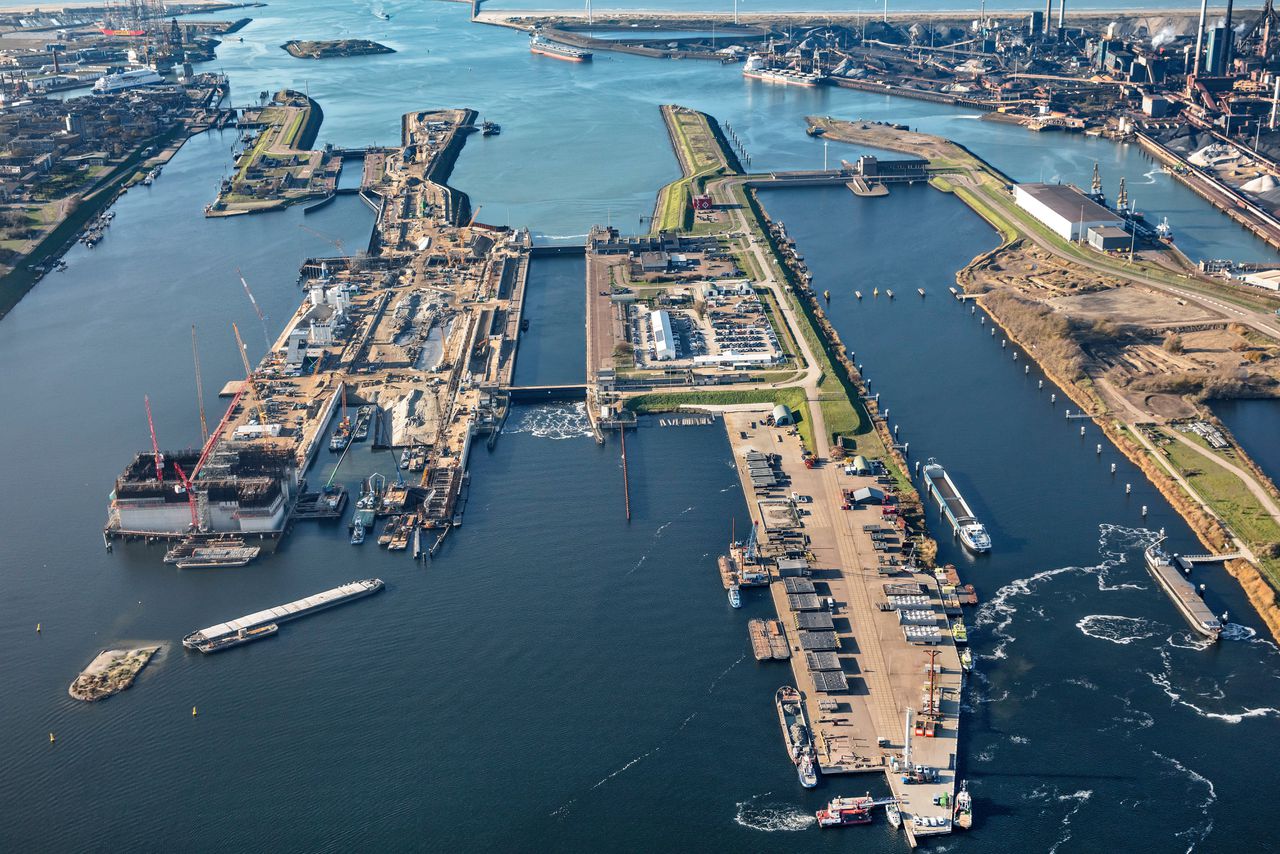 Luchtfotografie van de bouw van de zeesluis, aan de ingang van het Noordzeekanaal bij IJmuiden.