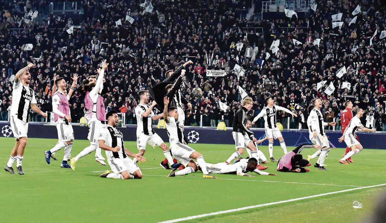 De spelers van Juventus vieren het halen van de kwartfinale van de Champions League na de uitschakeling van Atlético Madrid.