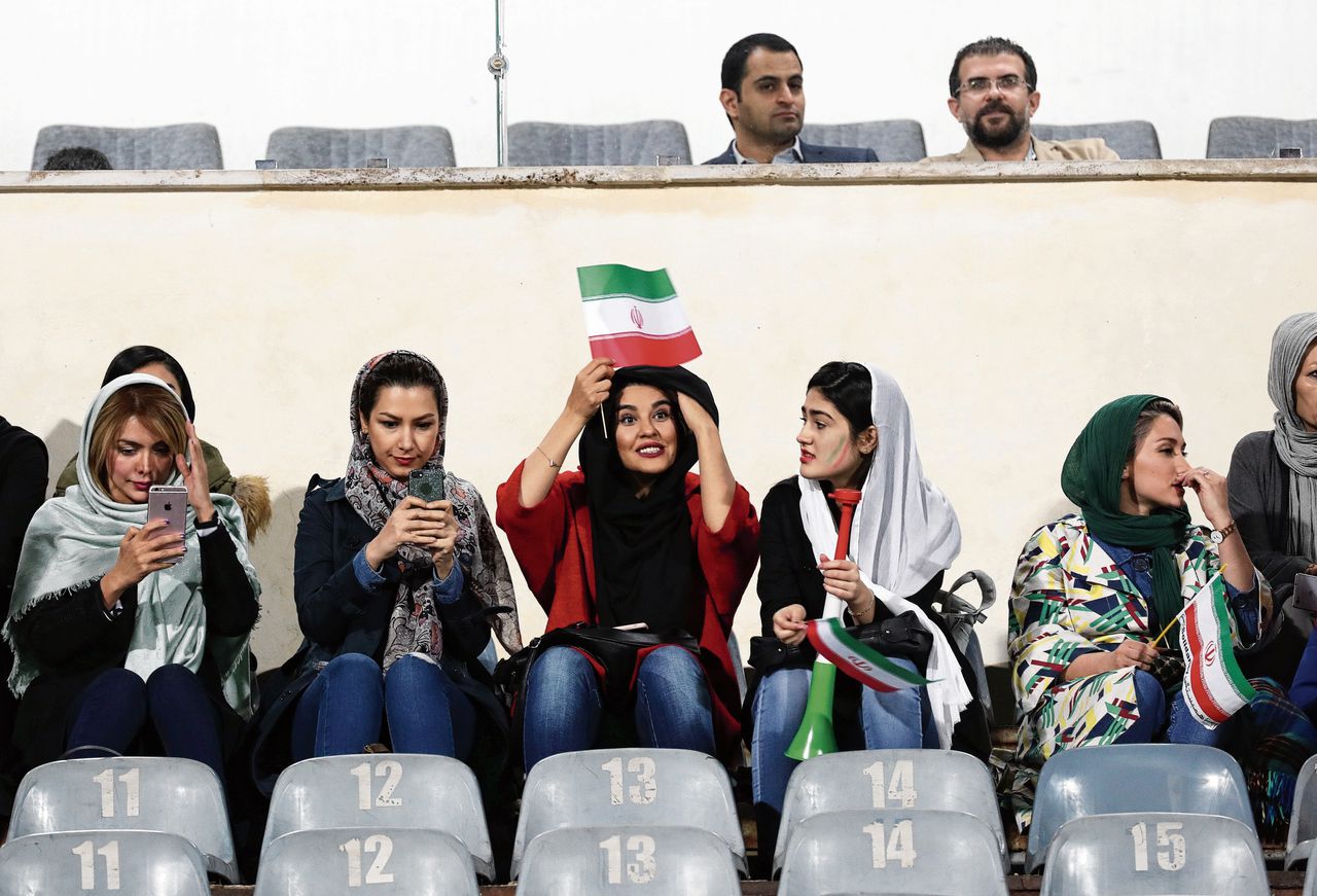 Vrouwelijke voetbalsupporters bij de vriendschappelijke interland tussen Iran en Bolivia in Teheran, in oktober 2018.