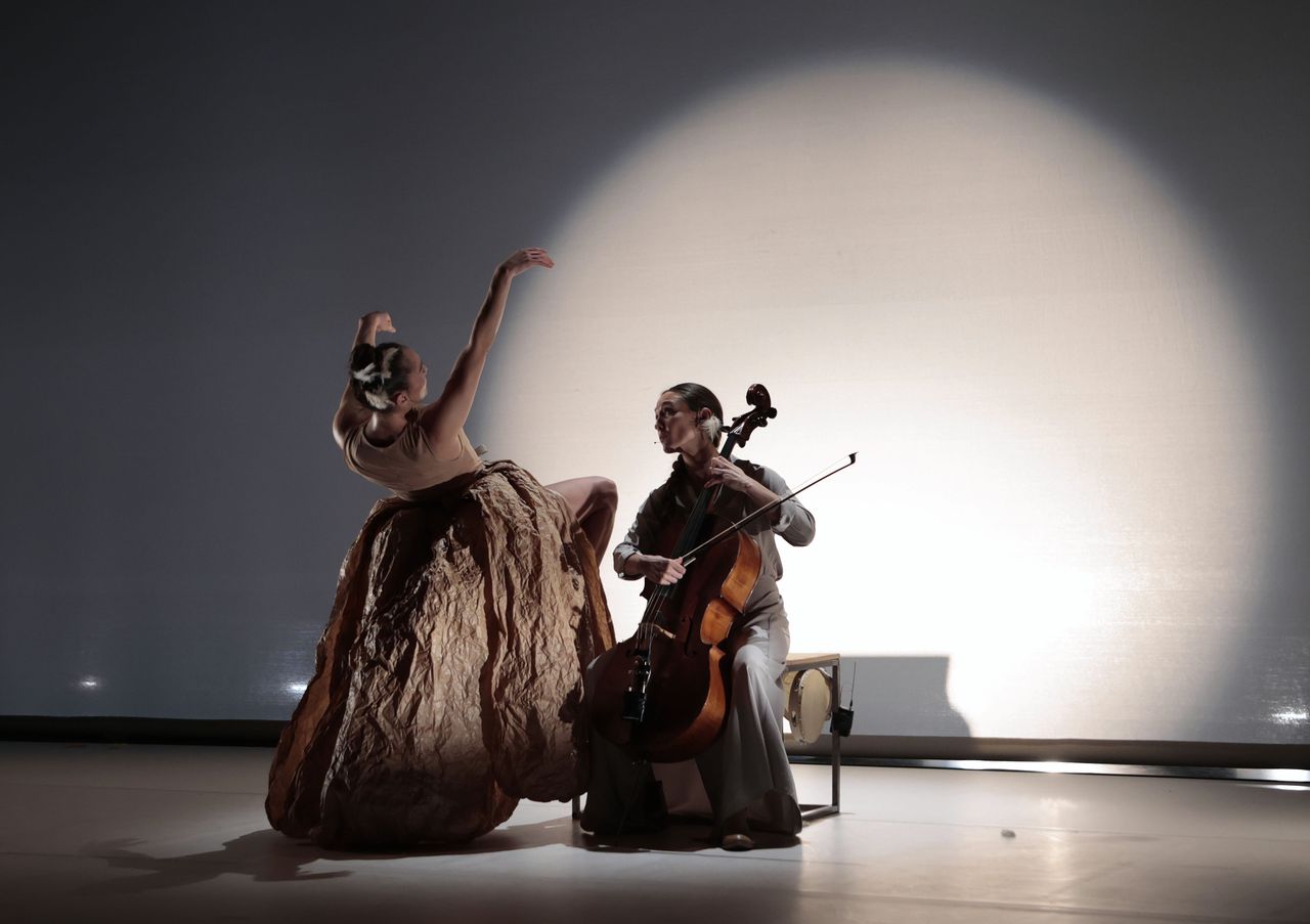 Tweelingzussen Florencia Oz (dans) en Isidora O’Ryan (cello) in ‘Antípodas’.
