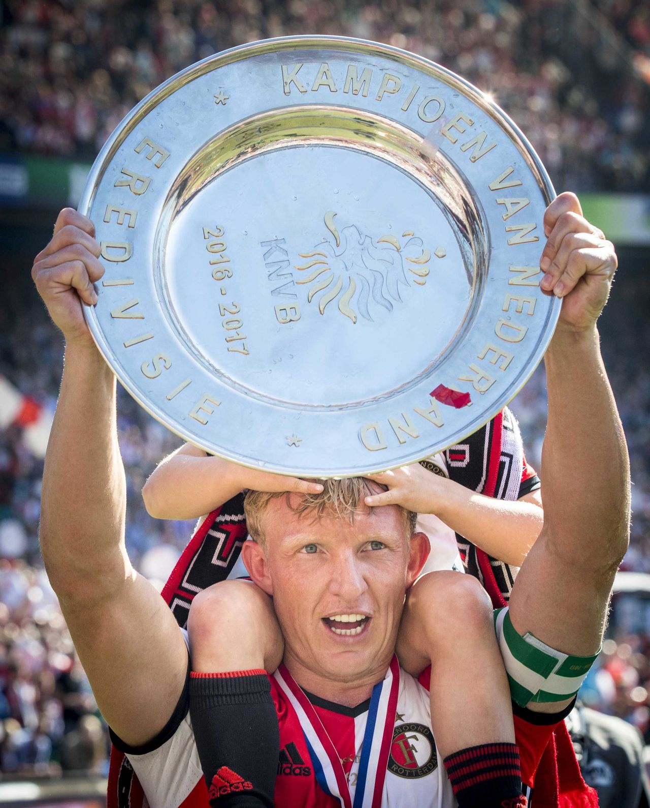 Feyenoord-aanvoerder Dirk Kuijt met de schaal met ontbrekende gouden letters.