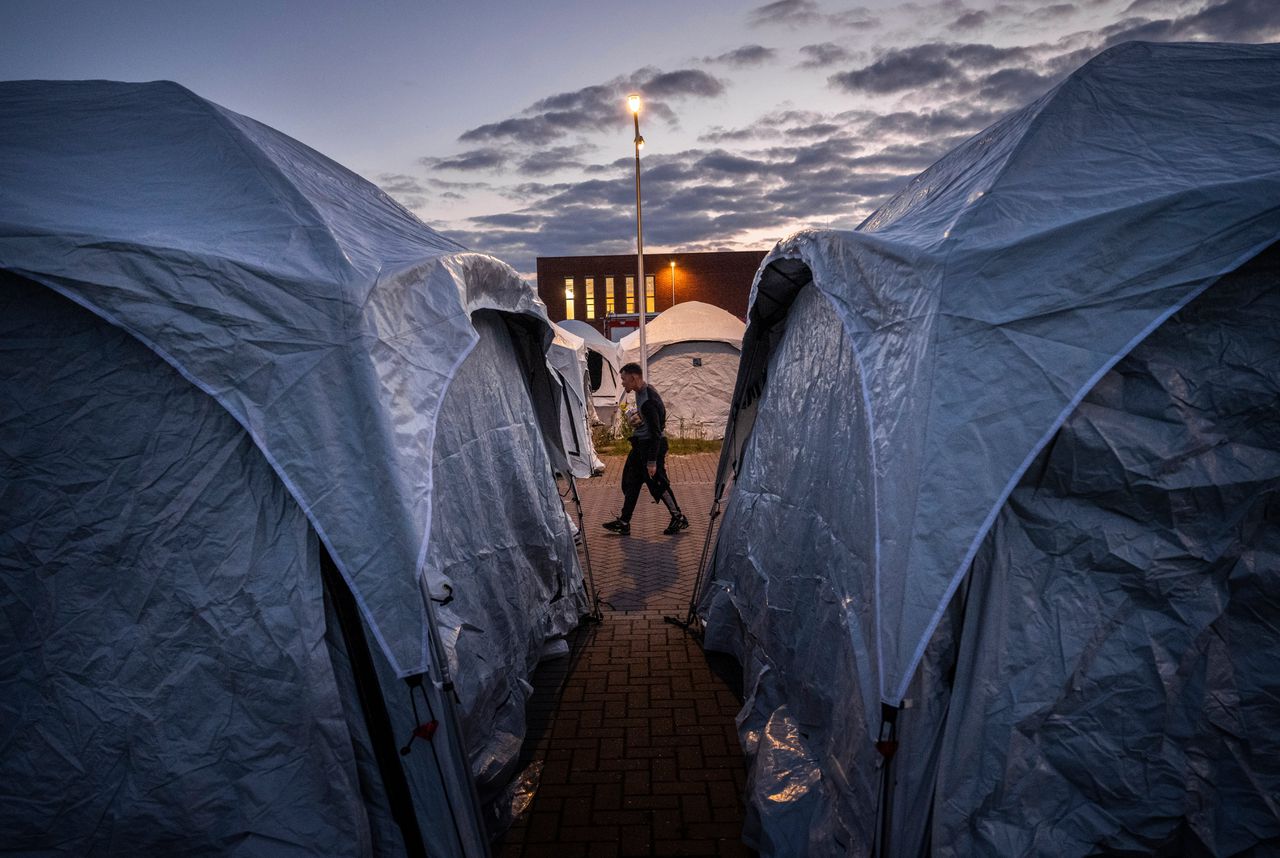 Rode Kruis: asielzoekers tenten Ter Apel kregen lange tijd geen eten, drinken en hulp 