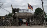 Bewaker van Evo Morales bij de hoofdingang van het fort waar Morales zich bevindt in de regio Chapare. Foto Marcelo Perez del Carpio  