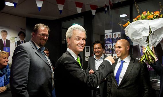 Afgelopen woensdag nog: Wilders viert de overwinning van de gemeenteraadsverkiezingen met zijn partijleden uit Almere in het stadhuis.
