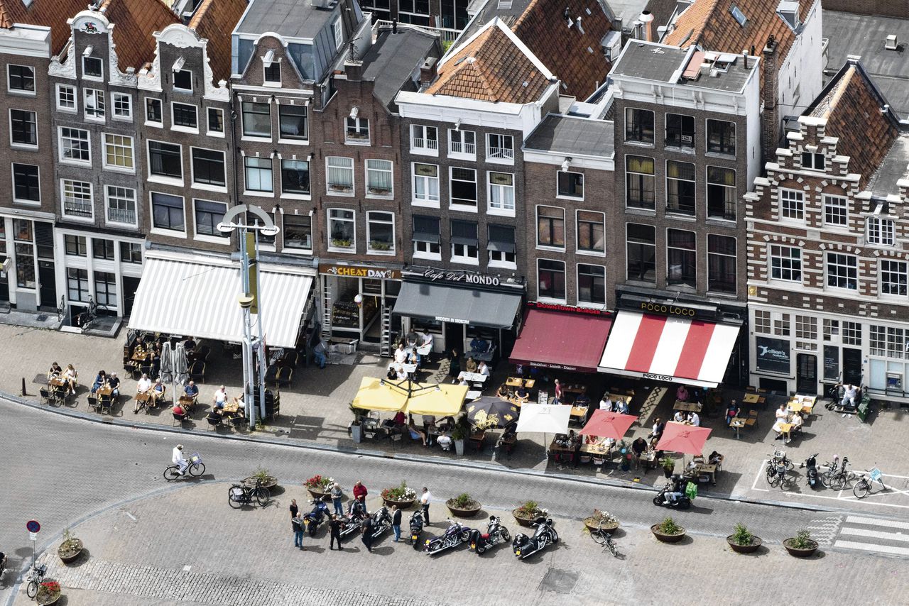 Terrassen op de Nieuwmarkt op 1 juni, toen ze, met anderhalvemeter-terras, weer open mochten.