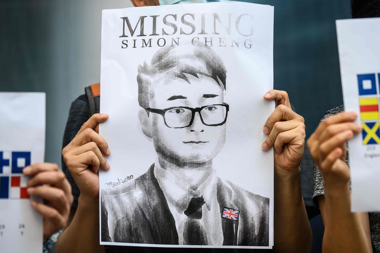 Activisten protesteerden woensdag bij het Britse consulaat-generaal in Hongkong tegen de arrestatie van Simon Cheng.