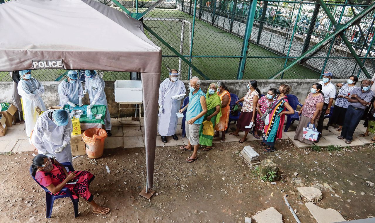 Zorgmedewerkers in Colombo, Sri Lanka prikken met het Pfizer/BioNTech-vaccin, nadat de WHO toestemming had gegeven om deze prik aan mensen te geven die eerst met AstraZeneca waren gevaccineerd.