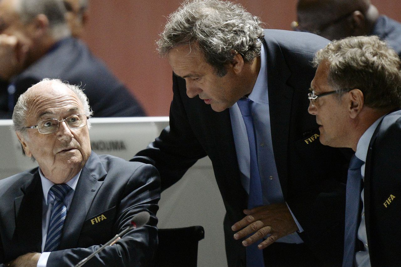 Sepp Blatter (L) spreekt met Michel Platini (midden) en Secretaris-Generaal van de FIFA Jerome Valcke.