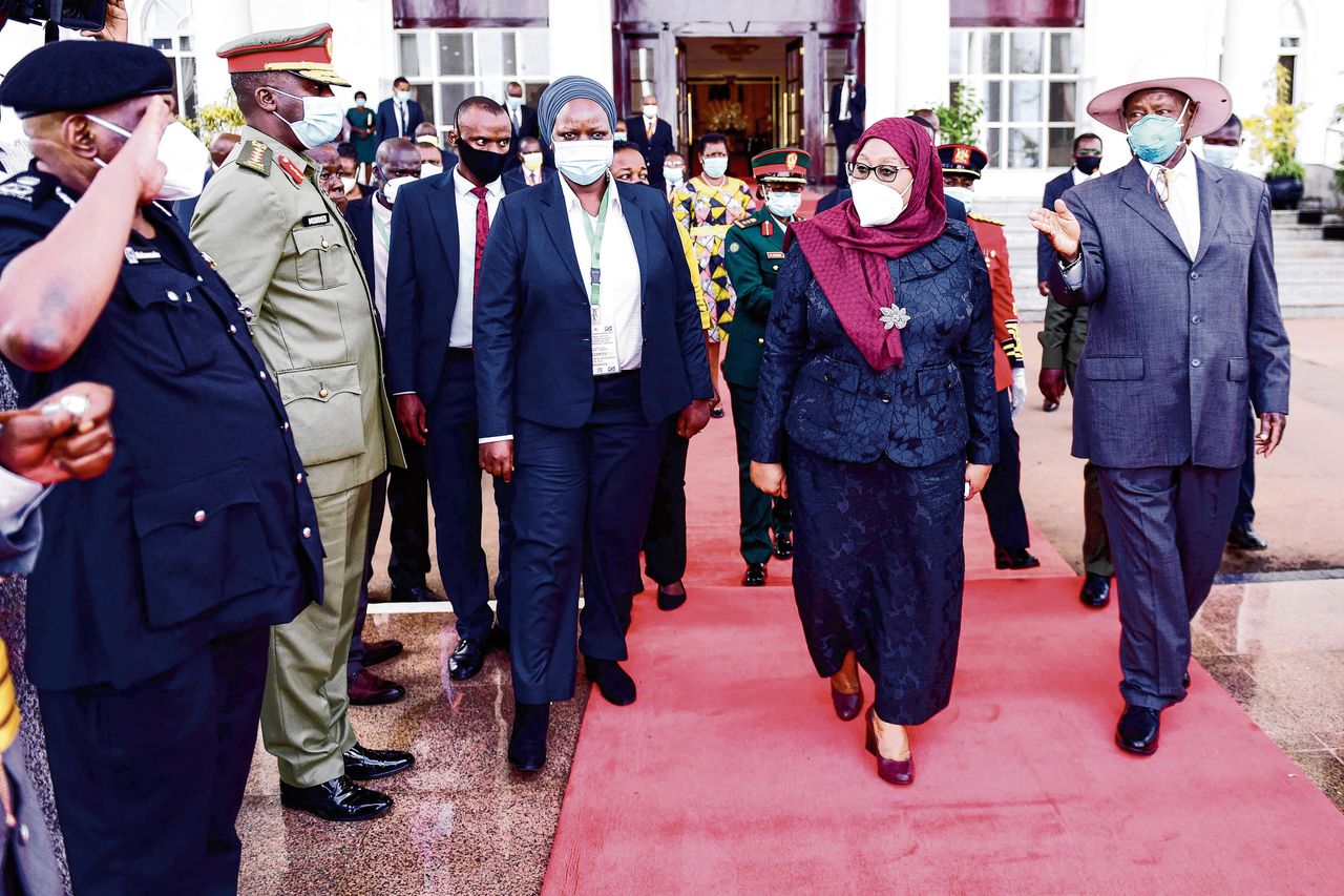 President Suluhu wijzigt (door een mondkapje op te doen) de coronakoers van Tanzania 
