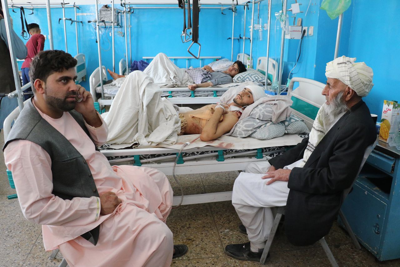 Slachtoffers van de aanslag donderdag in het ziekenhuis in Kabul. Foto EPA