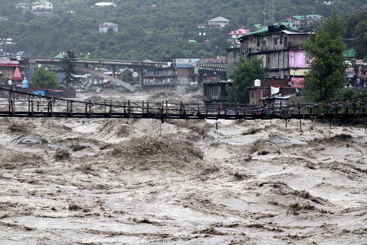 overstromingen-door-hevige-regenval-in-india-de-vs-en-japan-nrc