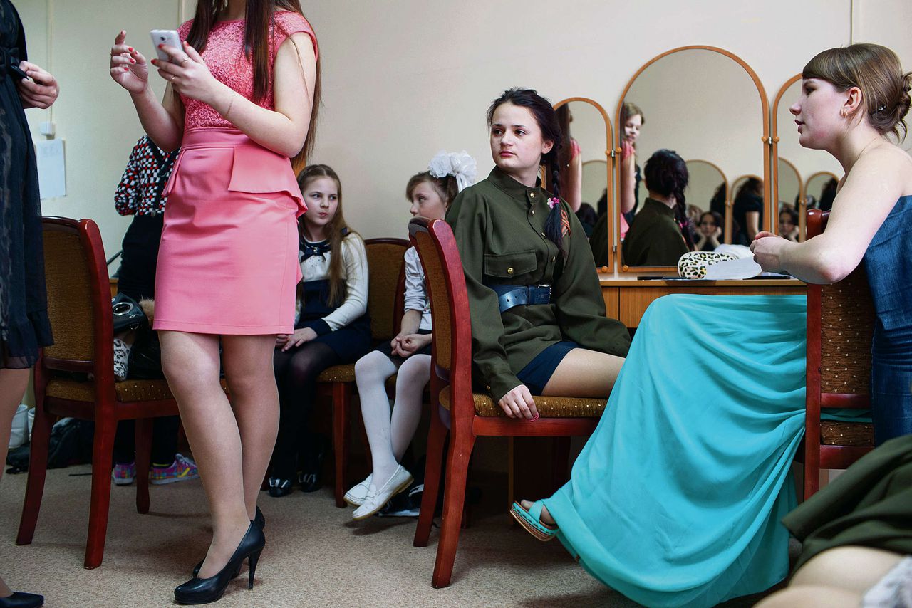 Zangwedstrijd op het Russische eiland Sakhalin. Links de kandidaten in hun kleedkamer, rechts de jury.