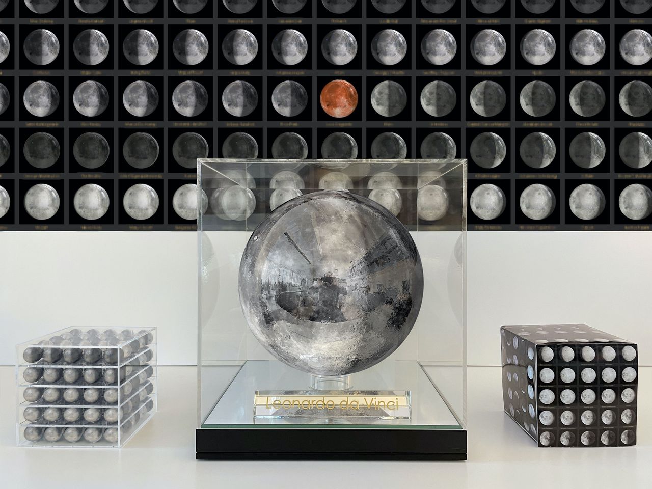 Jeff Koons, ‘Moon Phases Leonardo da Vinci’ met links de 125 kleine globes die naar de maan gaan.