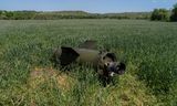 Restanten van een Russische rakket in een veld nabij Soledar, in Oost-Oekraïne, 6 juni 2022.