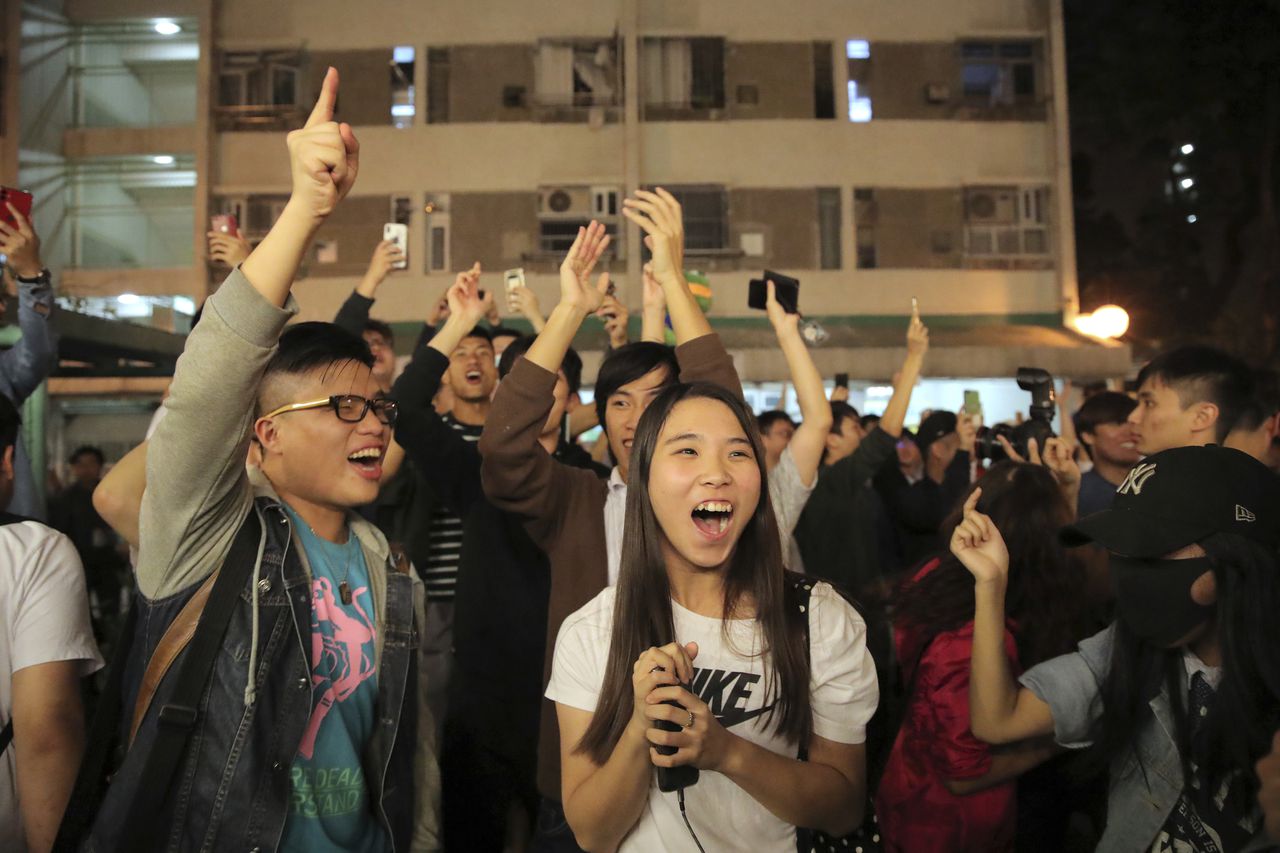 Supporters van pro-democratische kandidaten vieren feest in de straten van Hongkong.