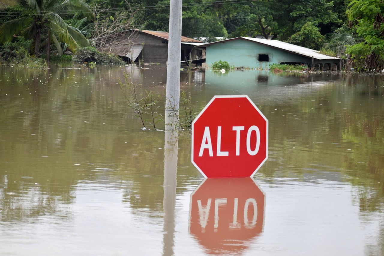 Een dorp in Honduras is volledig onder water gelopen door de orkaan.