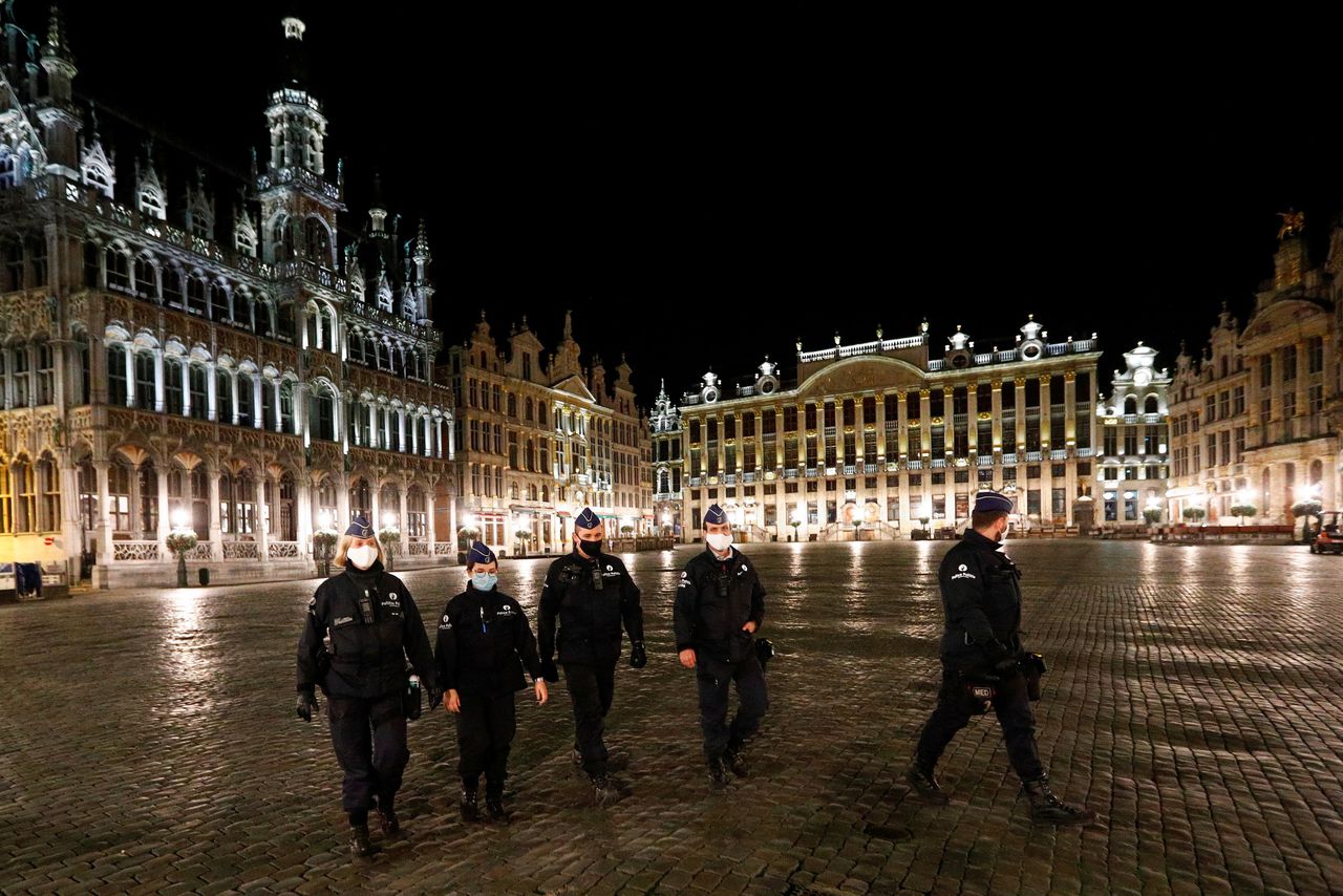 Politie patrouilleert in Brussel tijdens de avondklok in oktober vorig jaar.