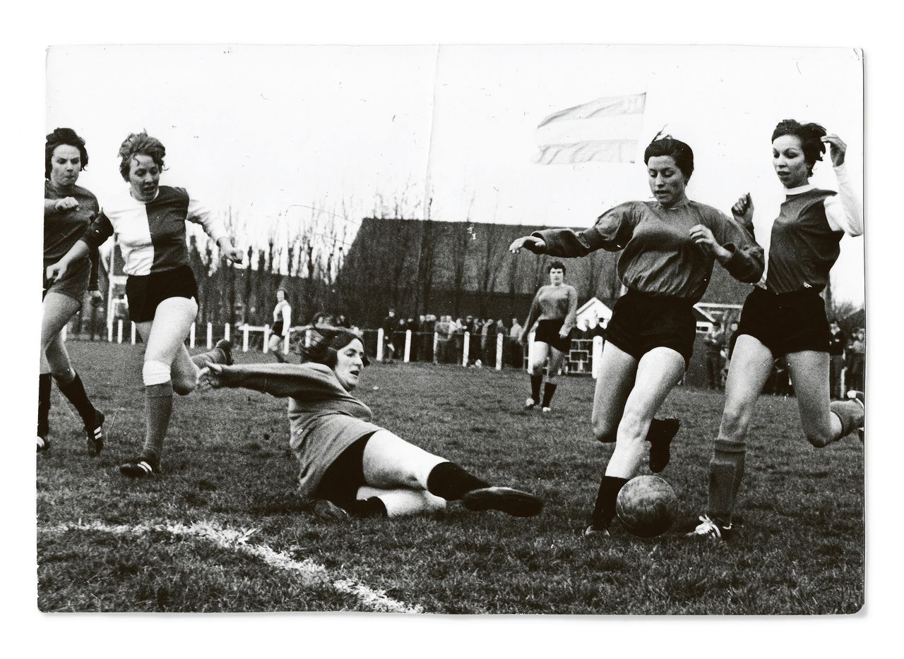Het Nederlandse elftal in actie, met Jannie Slabber (tweede van links) en Ella Lepoeter (uiterst rechts). Foto’s ANP / Privébezit