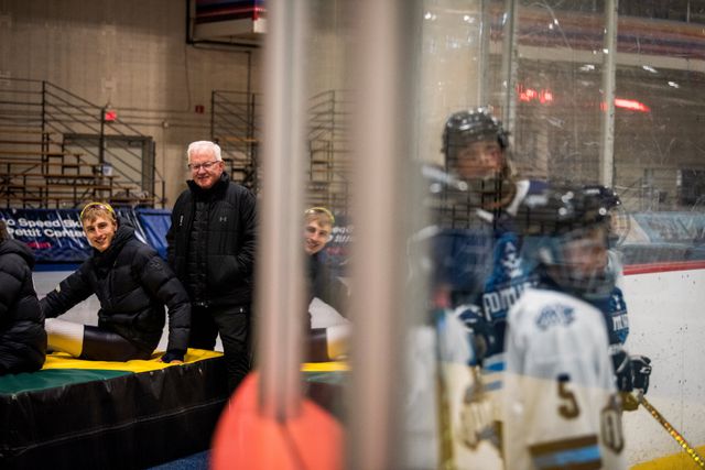 Bob Corby en Jordan Stolz, tijdens een training bij het Pettit National Ice Center. Corby is sinds 2018 de coach van Stolz.