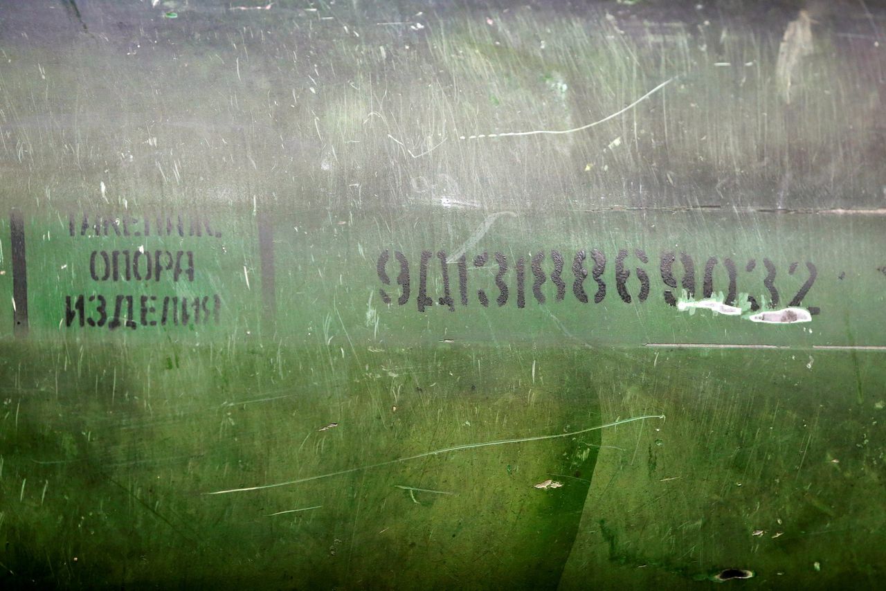 Het serienummer van de Boek-raket bij de presentatie van het MH17-onderzoek van het JIT.