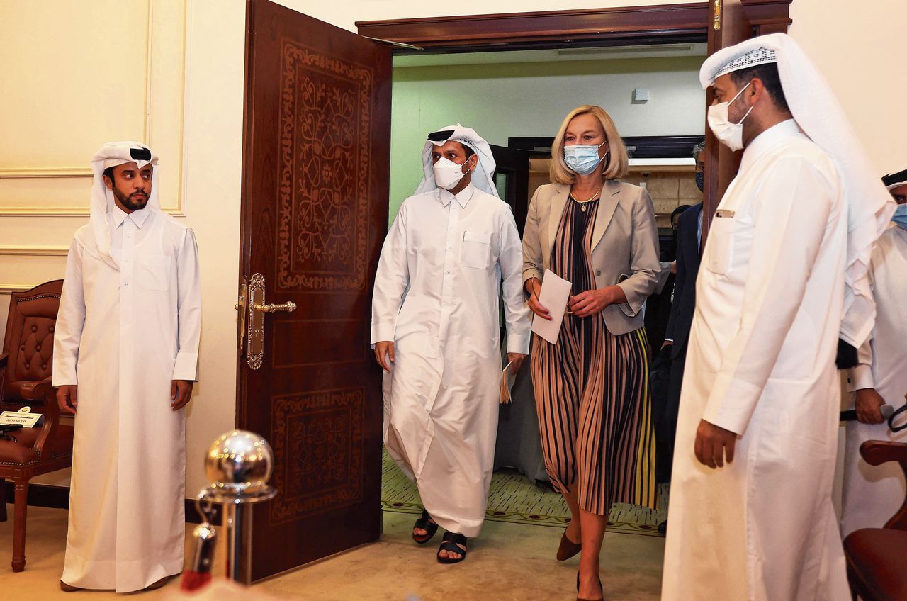 Minister Kaag en haar Qatarese collega Sheikh Mohammed bin Abdulrahman al-Thani, woensdag in Doha.