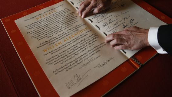 Lees hier de tekst van de Akte van Abdicatie terug - NRC