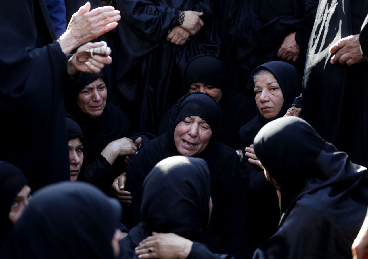 Iraanse vrouwen rouwen tijdens de begrafenis van degenen die omkwamen bij de aanslag dit weekend.
