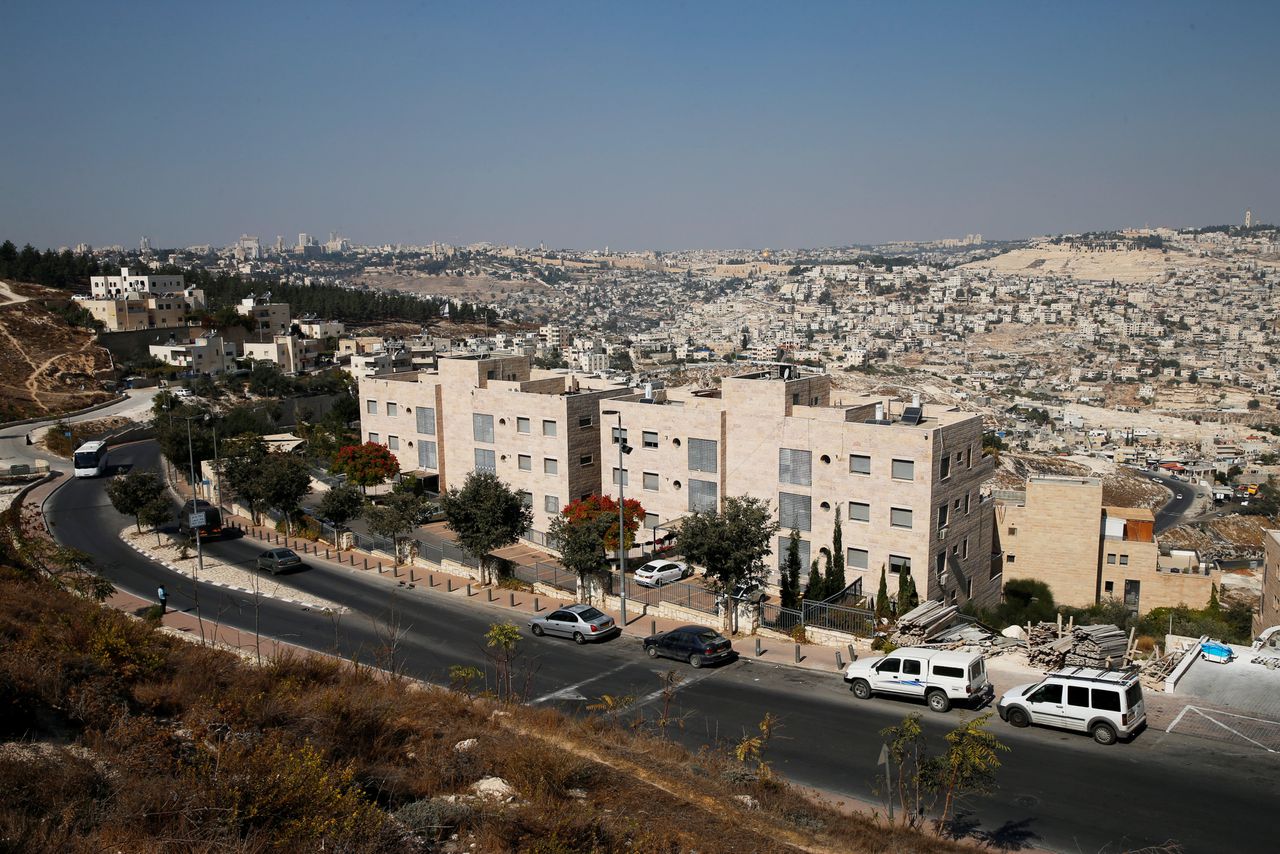 Op de voorgrond de joodse nederzetting Nof Zion die gelegen is in het Palestijnse gebied Jabel Mukaber in Oost-Jeruzalem.