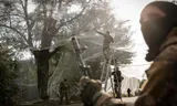 Oekraïense militairen hangen netten boven een weg in de regio Donetsk, als bescherming tegen Russische drone-aanvallen, september 2025.