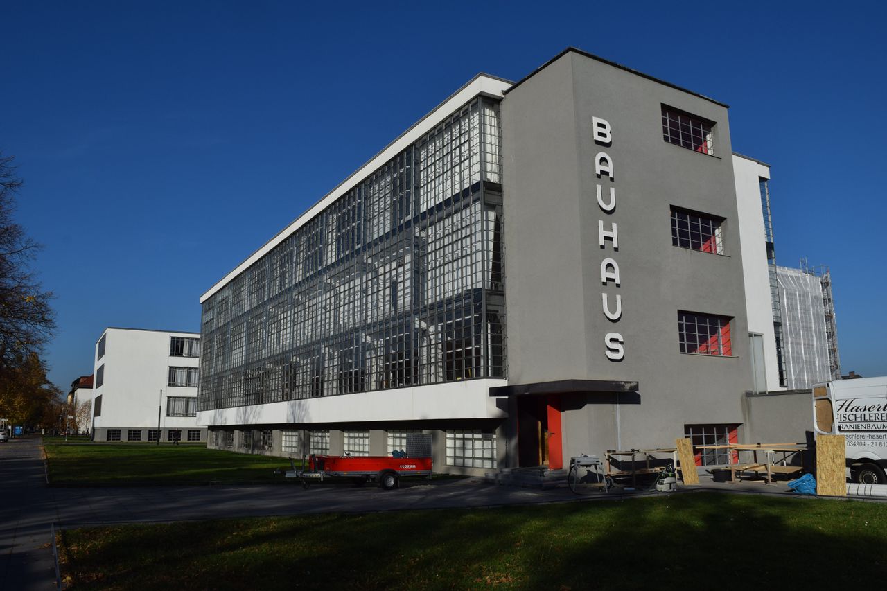 Het gebouw van Bauhaus in Dessau, ontworpen door Walter Gropius.