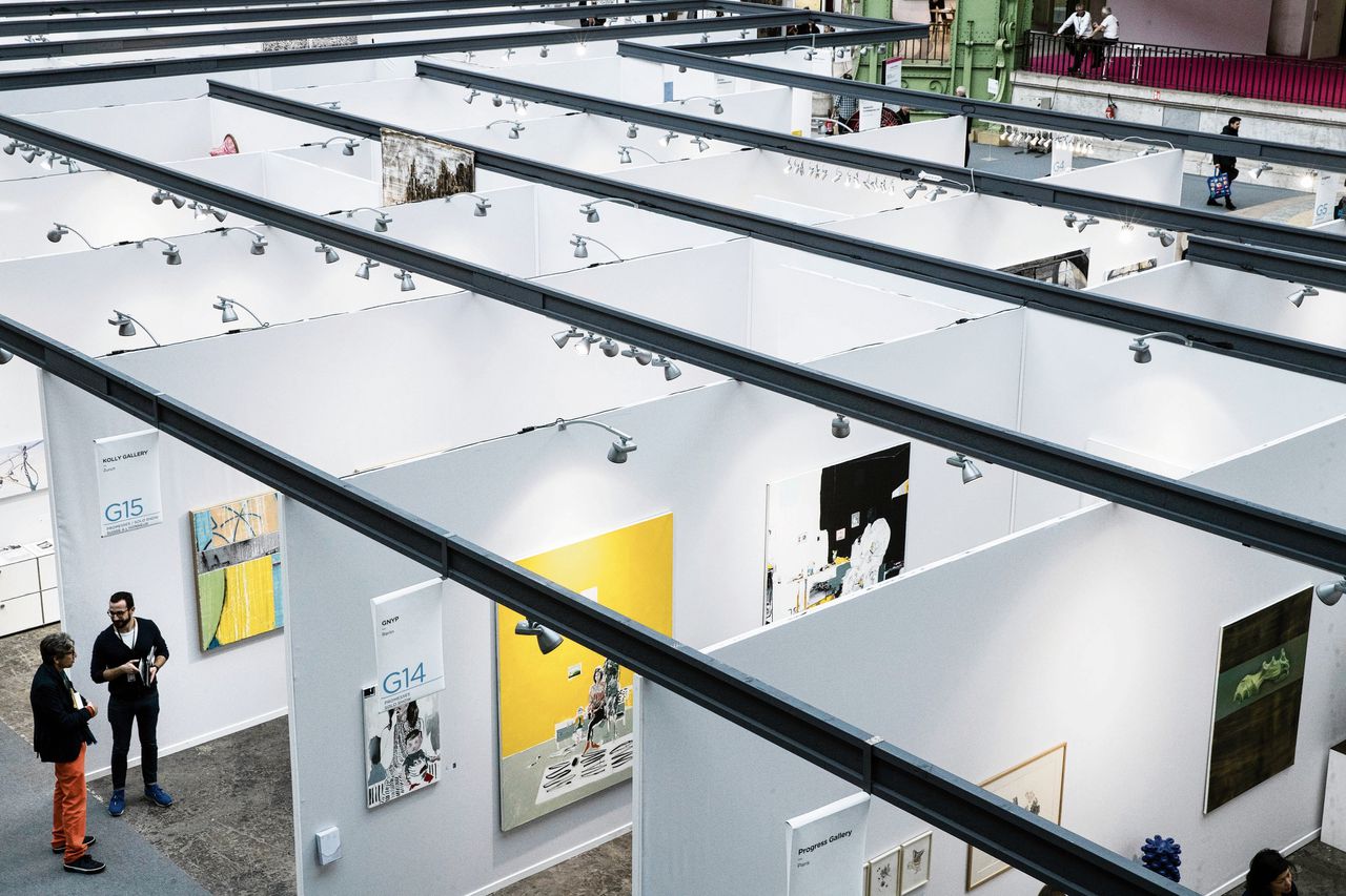 Stands van kunsthandelaren op de Paris Art Fair begin deze maand. Volgens brancheorganisatie Cinoa ondermijnt de nieuwe EU-richtlijn het impulsieve karakter van de kunsthandel.