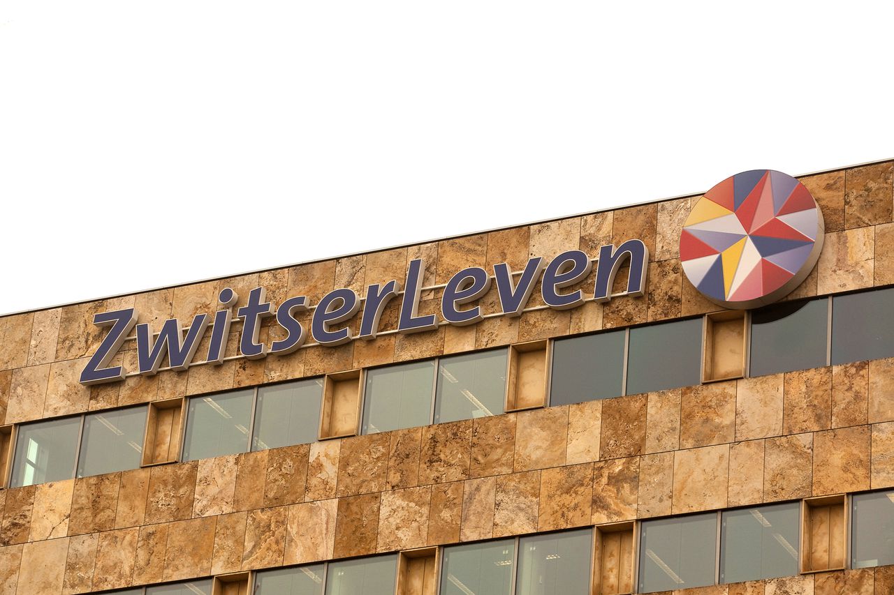 Het kantoor van Zwitserleven in Amstelveen. SNS Reaal zou overwegen om de verzekeringsactiviteiten van Zwitserleven en Reaal te verkopen om gezond te blijven.