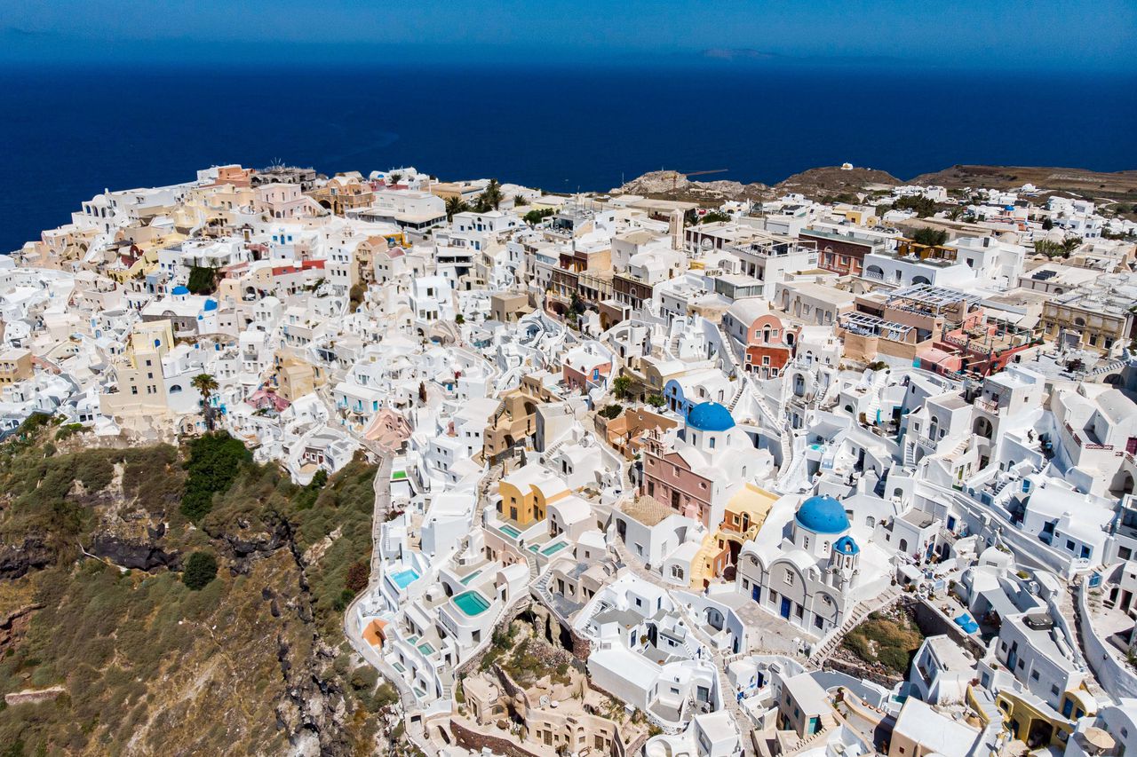 In warme landen, zoals hier in Griekenland, worden huizen van oudsher vaak wit geschilderd. Die blijven koeler in de zon dan donker geschilderde huizen.