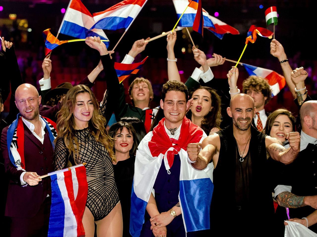 Nederlandse kandidaat Douwe Bob na de halve finale van het Eurovisie Songfestival gisteravond in Stockholm, geflankeerd door (vlnr) zijn sologitarist JP Hoestra en concurrenten Iveta Mukuchyan (Armenië) en Francois Micheletto (Cyprus).