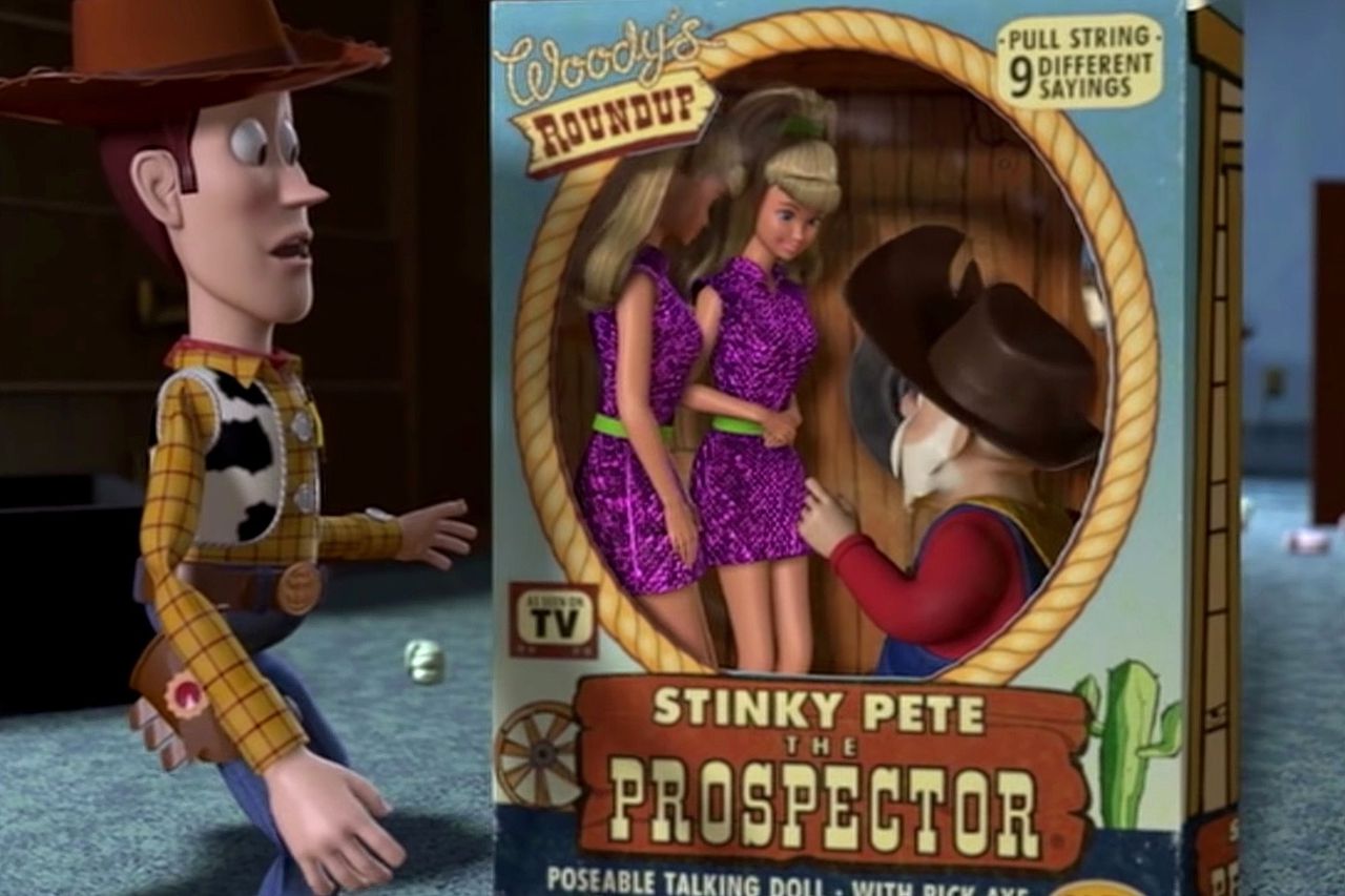 Stinky Pete tegen de twee Barbiepoppen: „Ik kan jullie een rol in Toy Story 3 bezorgen.”